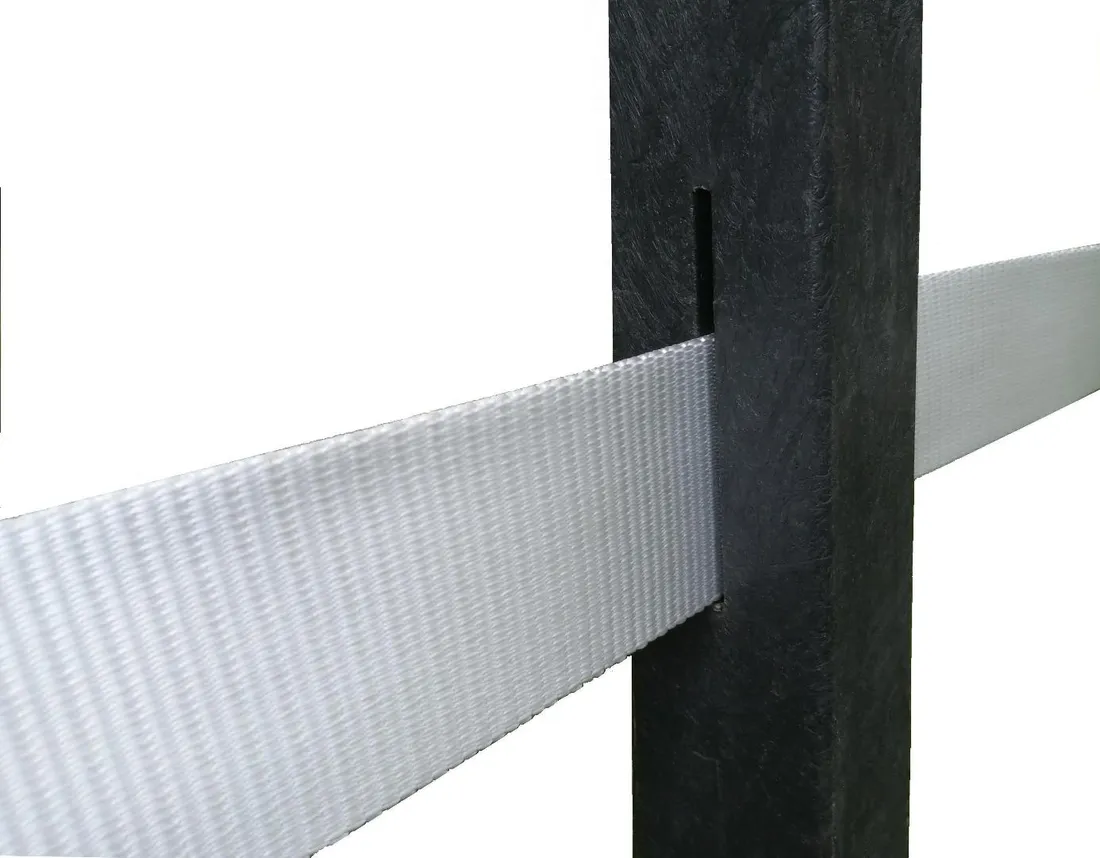Ruban tissé blanc de 40 mm enfilé dans la fente d'un poteau éco-composite graphite